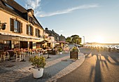 Frankreich, Morbihan, Arzon, Port Navalo bei Sonnenuntergang