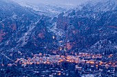 Frankreich, Alpes-de-Haute-Provence, regionales Naturschutzgebiet von Verdon, Moustiers Sainte Marie, zertifiziert die schönsten Dörfer Frankreichs, Überblick über das Dorf nach einem Schneefall