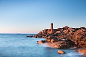 Frankreich, Cotes d'Armor, Perros Guirec, der Leuchtturm von Ploumanac'h oder Leuchtturm Mean Ruz und die Küste von Granit Rose bei Sonnenuntergang