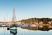 Frankreich, Cotes d'Armor, Perros Guirec, der Hafen bei Sonnenaufgang