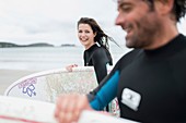 Frankreich, Finistère, Le Conquet, Surfer am Strand von Blancs Sablons