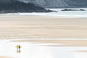 Frankreich, Finistère, Crozon, Surfer am Strand von Palue