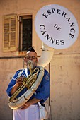 Frankreich, Alpes Maritimes, Cannes, Posaunist der provenzalischen Fanfare L'Espérance de Cannes in der Altstadt des Suquet