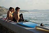 Frankreich, Pyrenäen Atlantiques, Pays Basque, Biarritz, Surfer vor dem baskischen Küstenstrand
