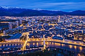 Frankreich, Isère, Grenoble, Panorama seit dem Fort der Bastille, Blick auf die Stiftskirche Saint André und die Kette der schneebedeckten Belledonne