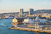 Frankreich, Bouches du Rhone, Marseille, Euromediterranee-Zone, J4-Promenade, CMA CGM-Turmarchitektin Zaha Hadid und Jean Nouvels La Marseillaise-Turm (2018)