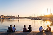Frankreich, Bouches du Rhone, Marseille, Sonnenuntergang am alten Hafen