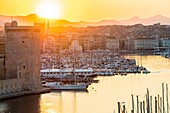 Frankreich, Bouches du Rhone, Marseille, die Einfahrt zum Hafen von Vieux und Fort Saint Jean bei Sonnenaufgang