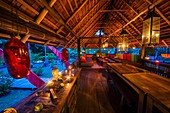 Frankreich, Französisch-Guayana, Kourou, Wapa Lodge Haupthütte bei Einbruch der Dunkelheit