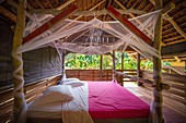 Frankreich, Französisch-Guayana, Kourou, Erholungshütte mit Kingsize-Bett und Moskitonetz, Wapa Lodge