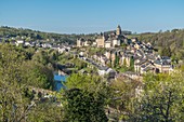 Frankreich, Correze, Uzerche, Blick auf die Stadt und den Fluss Vezere