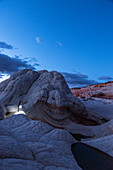 Tourist erkundet White Pocket in Vermillion Cliffs,Utah,Vereinigte Staaten