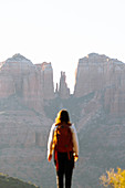 Rucksacktourist bewundert Aussicht, Cathedral Rock Sedona, Arizona, Vereinigte Staaten