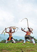 Caci-Männer führen einen traditionellen Peitschentanz mit Bambusschildern und Lederpeitschen in West-Flores, Indonesien, Südostasien und Asien durch