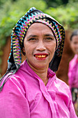 Eine Manggarai-Frau, die Betelnuss isst, die eine Rötung der Zunge und der Zähne verursacht, westliches Flores, Indonesien, Südostasien, Asien
