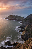 Südstapel-Leuchtturm bei Sonnenuntergang, Insel Anglesey, Nordwales, Vereinigtes Königreich, Europa