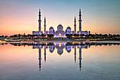 Abu Dhabis prächtige Große Moschee in einem reflektierenden Pool, Abu Dhabi, Vereinigte Arabische Emirate, Naher Osten