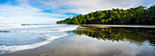 Playa Arco Beach und Primärregenwald, Uvita, Marino Ballena Nationalpark, Provinz Puntarenas, Pazifikküste von Costa Rica, Mittelamerika
