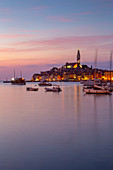 Blick auf den Hafen und die Altstadt mit der Kathedrale St. Euphemia in der Abenddämmerung, Rovinj, Istrien, Kroatien, Adria, Europa