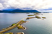 Luftaufnahme der Storseisundet-Brücke, umgeben von Meer und Inselchen, Atlantikstraße, mehr og Romsdal Grafschaft, Norwegen, Skandinavien, Europa
