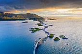 Luftaufnahme der Atlantikstraße während des Sonnenuntergangs, mehr og Romsdal Grafschaft, Norwegen, Skandinavien, Europa