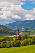 Stabkirche Ringebu oberhalb vom Fluss Lagen, Ringebu, Stavkyrkje, Gudbrandsdalen, Oppland, Norwegen, Europa