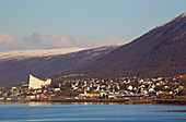 Tromsö mit Eismeerkathedrale, Ishavskatedralen, Tromsöysundet, Schnee, Troms, Norwegen, Europa