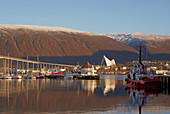 Tromsö mit Eismeerkathedrale, Ishavskatedralen, Tromsöysundet, Troms, Norwegen, Europa