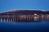Eismeerkathedrale (Ishavskatedralen) und Brücke (Bruvegen) über den Tromsöysundet, Tromsö, Schnee, Troms, Norwegen, Europa