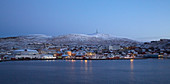 Hammerfest in der Morgendämmerung mit Schnee, Insel Kvalöya, Provinz Finnmark, Vest-Finnmark, Norwegen, Europa