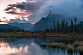 Sonnenaufgang und Gewitterwolken an Vermillion Lakes mit Mount Rundle im Herbst, Banff-Nationalpark, UNESCO-Weltkulturerbe, Alberta, Rocky Mountains, Kanada, Nordamerika