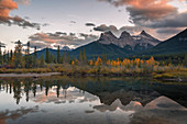 Sonnenuntergang über drei Schwestern im Herbst nahe Banff-Nationalpark, UNESCO-Weltkulturerbe, Canmore, Alberta, Rocky Mountains, Kanada, Nordamerika