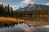 Mount Rundle spiegelt sich in Johnson Lake, Banff National Park, UNESCO-Weltkulturerbe, Alberta, Rocky Mountains, Kanada, Nordamerika