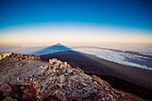Blick auf den Schatten des Vulkans El Teide vom Gipfel bei Sonnenaufgang, Nationalpark El Teide, UNESCO-Weltkulturerbe, Teneriffa, Kanarische Inseln, Spanien, Atlantik, Europa