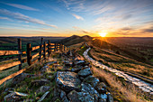 Sonnenaufgang über Lose Hill und Back Tor von Mam Tor, Hope Valley, Peak District, Derbyshire, England, Großbritannien, Europa