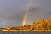 Regenbogen am Ostufer am Starnberger See bei Pischetsried im Abendlicht, Münsing, Bayern, Deutchland