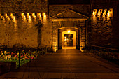 Nachts am inneren Tor zur Ville Close, Concarneau, Bretagne, Frankreich