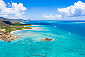 Luftaufnahme durch Drohne des kristallklaren Karibischen Meeres, Urlings, Antigua, Antigua und Barbuda, Inseln über dem Winde, Westindische Inseln, Karibik, Mittelamerika