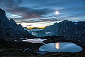 Mondschein über Laghi Dei Piani und Tre Cime di Lavaredo, Sestodolomiten, Provinz Bozen, Südtirol, Italien