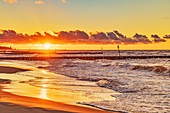 Sonnenuntergang am Strand der Ostsee in Kolobrzeg, Westpommern, Polen, Europa