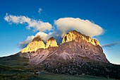 3081 m hohes Sassolungo-Gebirge vom Sulla-Pass zwischen dem Val Gardena und dem Val di Fassa, den Westdolomiten, Südtirol; Trentino, Italien.
