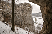 UNESCO Weltkulturerbe „Höhlen und Eiszeitkunst im Schwäbischen Jura“, Höhle Geißenklösterle im Winter, Aachtal bei Blaubeuren, Schwäbische Alb, Baden-Württemberg, Deutschland