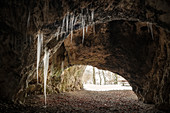UNESCO Weltkulturerbe „Höhlen und Eiszeitkunst im Schwäbischen Jura“, Eiszapfen in Höhle Sirgenstein, Aachtal bei Blaubeuren, Schwäbische Alb, Baden-Württemberg, Deutschland