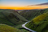 Ansicht von Winnats Pass bei Sonnenaufgang, Castleton, Derbyshire, Peak District National Park, England, Vereinigtes Königreich, Europa