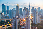 Ansicht der Skyline von Shanghai bei Sonnenaufgang, Luwan, Shanghai, China, Asien