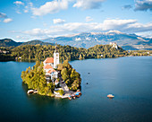 Luftaufnahme durch Drohne von Bled Island mit der Kirche Mariä Himmelfahrt im Morgengrauen, Bleder See, Oberes Krain, Slowenien, Europa