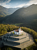 Luftaufnahme mit Drohne des St. Anthony's Sanctuary Caporetto Memorial, Kobarid, Goriska, Slowenien, Europa
