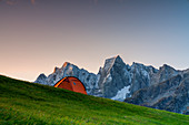 Sonnenaufgang Lichter über einem Zelt mit Blick auf Piz Badile und Cengalo, Tombal, Soglio, Val Bregaglia, Kanton Graubunden, Schweiz, Europa