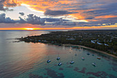 Orange Himmel bei Sonnenaufgang über dem tropischen Strand und der Lagune, Luftbild, Grand Baie (Pereybere), Mauritius, Indischer Ozean, Afrika