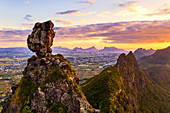 Pieter Both und Le Pouce Berg beleuchtet durch den afrikanischen Sonnenuntergang, Luftbild, Moka Range, Port Louis, Mauritius, Afrika